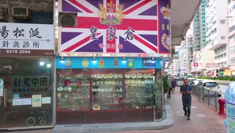 Fußgänger-Gehen-In-Hongkong-An-Einem-Geschenke--Und-Ornamentladen-Vorbei,-Der-Produkte-Und-Waren-Im-Britischen-Kolonialstil-Verkauft
