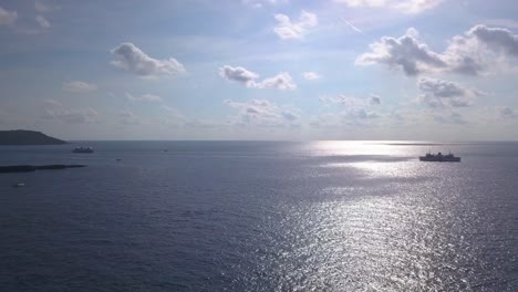 Sonnenlicht-Funkelt-Auf-Der-Oberfläche-Des-Mittelmeers,-Während-Die-Sonne-Untergeht