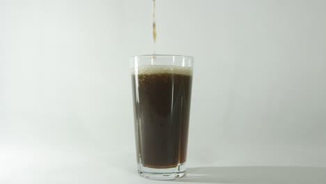 Cola-Getränk-Wird-In-Ein-Glas-Mit-Klarem-Hintergrund-Gegossen