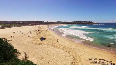 Bondi-Beach-in-Sydney-on-a-sunny-summer-day