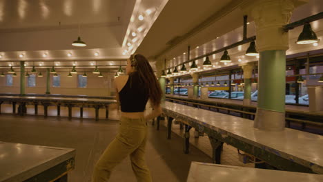 Joven-Bailarina-Contemporánea-En-El-Mercado-Urbano-Después-De-Horas