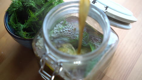 Gießen-Sie-Heißen-Essig-In-Ein-Mit-Gurken-Gefülltes-Glas