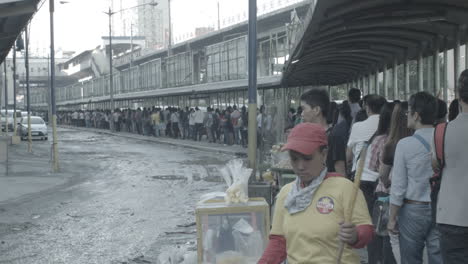 Lange-Schlange-Von-Manila-MRT-Passagieren