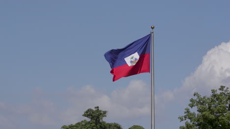 Haitianische-Flagge-Weht-Im-Wind