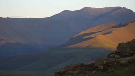 Zeitraffer:-Sonnenlicht-Des-Frühen-Morgens-Auf-Den-Bergen-Und-Tälern-Der-Drakensberge-In-Lesotho