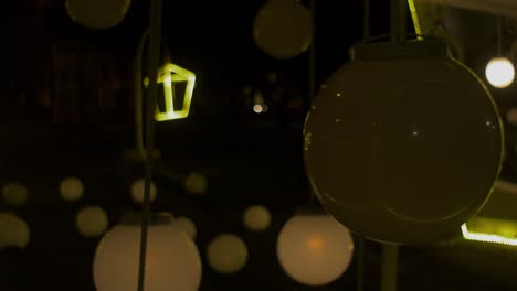 Weihnachtsdekorationen-Im-Freien-Bei-Nacht,-Kunstvolle-Laternen-Und-Große-Blinkende-Lichtkugeln,-Mittlere-Aufnahme