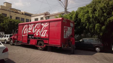 Chico-De-Coca-Cola-Trabajando-Y-Preparando-Su-Camión-De-Reparto-En-La-Calle
