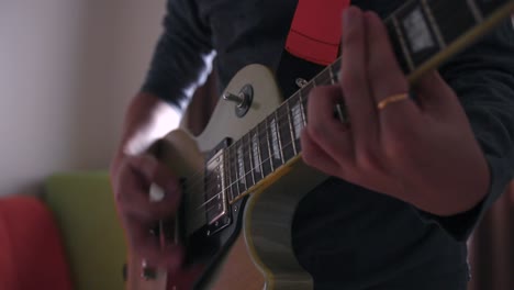 close-up-electric-guitar-les-paul-play