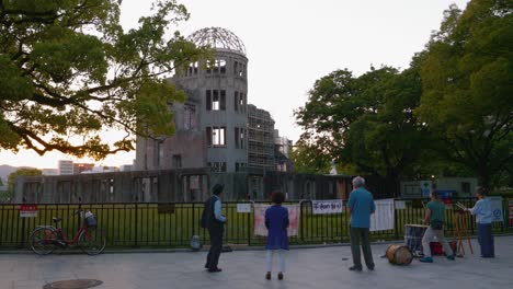 Friedensaktivisten-In-Der-Friedenskuppel-Von-Hiroshima