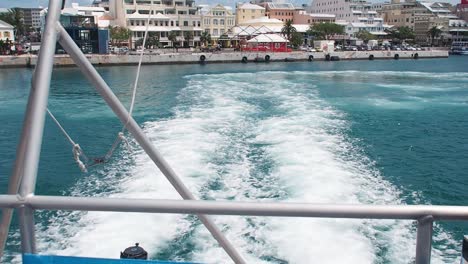Transporte-En-Ferry-De-Bermudas-Que-Viaja-Desde-La-Ciudad-De-Hamilton-Hasta-El-Astillero-Naval-Real