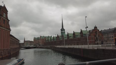 Una-Vista-Del-Edificio-Børsen-En-Copenhague