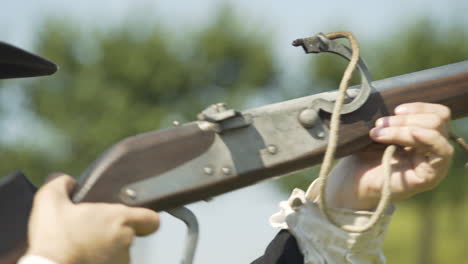 Loading,-preparing-and-firing-an-old-musket