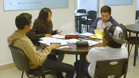 Students-studying-on-university-campus-in
Mexico