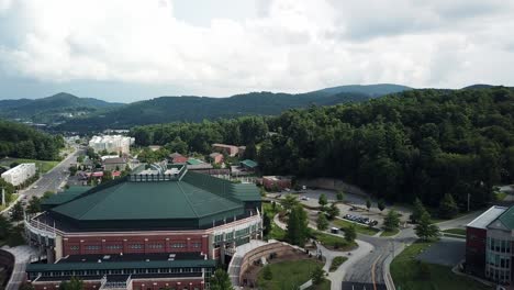 Luftaufnahme-Des-Holmes-Convocation-Center-Auf-Dem-Campus-Der-Appalachian-State-University-In-Boone,-North-Carolina