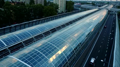 Drohnenansicht-Einer-Modernen-Glastunnelkonstruktion-über-Der-Autobahn-In-Warschau