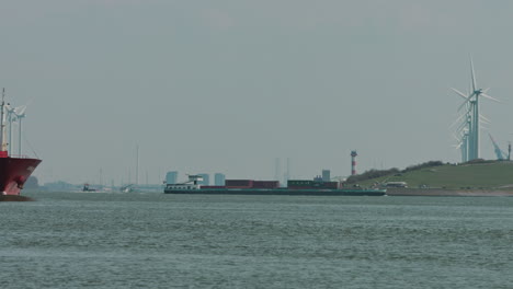 Tanker-Verlässt-Den-Hafen-Von-Rotterdam-Und-Fährt-Neben-Windmühlen,-Die-ökologische-Energie-Produzieren