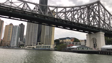 Schwenkansicht-Der-Story-Bridge-Von-Der-Brisbane-City-Cat-Ferry-Aus