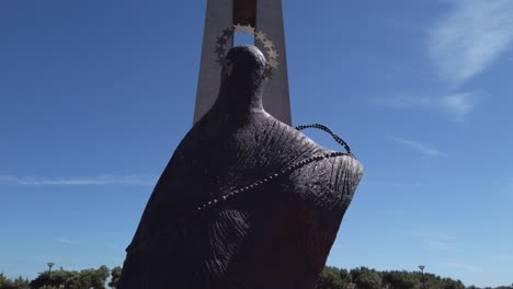 Kippen-Sie-Von-Der-Statue-Der-Jungfrau-Maria-Zum-Christus-König-Denkmal-In-Almada-In-Der-Nähe-Von-Lissabon,-Portugal