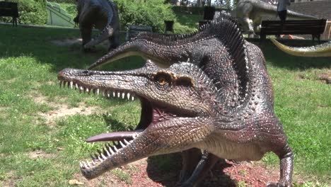 Realistischer-Irritierender-Dinosaurier-Im-Park