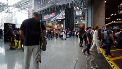 Timelapse,-hundreds-of-people-entering-and-leaving-ComicCon-event-NYC