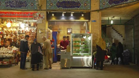 Tienda-De-Cobre-Y-Tienda-De-Alimentos-En-El-Bazar-Tajrish-En-Teherán,-Irán