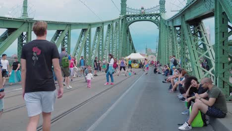 Eingang-Zum-Szabihid-Festival-In-Der-Freiheitsbrücke