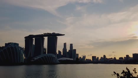 Zeitraffervideo-Der-Touristenattraktion-Marina-Bay-In-Singapur-Während-Des-Sonnenuntergangs
