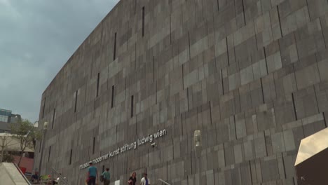 Langsames-Kippen-über-Dem-Museum-Für-Moderne-Kunst-In-Wien,-Während-Menschen-Die-Stufen-Hinuntergehen