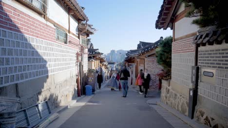 Zeitraffer-Von-Touristen-Im-Dorf-Bukchon-Hanoak-In-Seoul