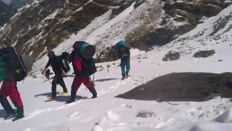 Himalaya-Bergsteiger-Im-Himalaya-Mit-Lebensnotwendigen-Gütern