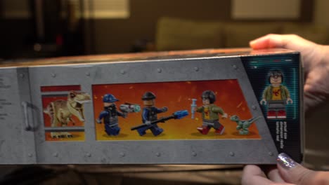 Lego-Spielzeugkiste-Video-Mit-Grafiken-Der-Im-Bausatz-Enthaltenen-Jurassic-World-Minifiguren