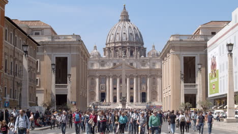 Crowds-of-people-walking-through-the-streets-of-Rome-with-the-Vatican-in-the-background