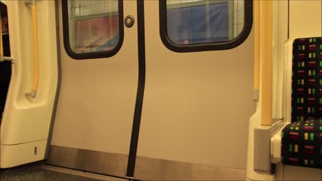 Öffnen-Und-Schließen-Der-Türen-Der-Berühmten-Londoner-U-Bahnen,-Die-Täglich-Passagiere-Aller-Art-Durch-Die-Stadt-Befördern