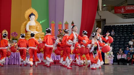 Chinesische-Kinder-Tanzen-Mit-Traditioneller-Chinesischer-Laterne-Während-Des-Buddha-geburtstagsfestivals-Brisbane-2018-Chinesische-Kinder-Tragen-Traditionelle-Kleidung-Und-Tanzen-Vor-Der-Buddha-statue