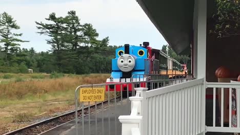 Eine-Echte-Thomas-Tenderlokomotive,-Die-Sich-Dem-Bahnsteig-Nähert,-Um-Passagiere-Abzuholen,-Die-Den-Familienvergnügungspark-Thomas-Land-Und-Edaville-In-Massachusetts-Besuchen