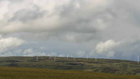 Lapso-De-Tiempo-De-Turbinas-Eólicas-Con-Nubes-Dramáticas-En-El-Paisaje-Remoto-De-Irlanda