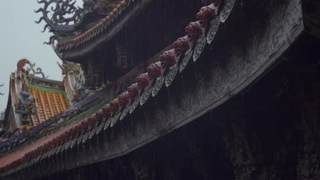 Lluvia-En-El-Tradicional-Templo-De-Piedra-Taiwanés-Sanxia-Quingshui-Zushi-gong-En-Taipei