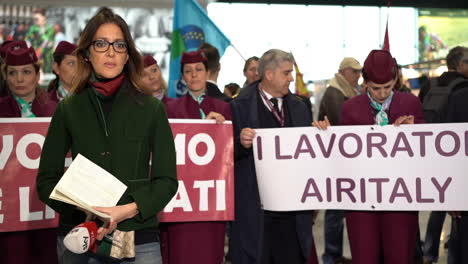 Reportero-De-Tv-Esperando-En-La-Manifestación-De-Air-Italy.-Milán