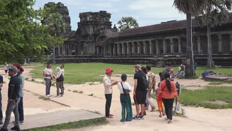 Touristen-Stehen-Vor-Angkor-Wat-Und-Sprechen-Mit-Dem-Reiseleiter