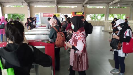 Indonesians-tap-card-on-gates-in-KRL-Kebayoran-station