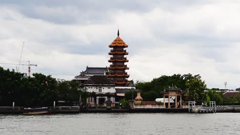 El-Templo-Y-Pagoda-Che-Chin-Khor-En-El-Río-Chaophraya-Es-Famoso-Entre-Los-Devotos-Y-Entre-Los-Dibujantes,-Fotógrafos-Y-Turistas-De-Todo-El-Mundo