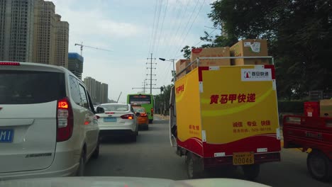 Xian,-China---Julio-De-2019:-Vista-Frontal-Del-Automóvil-Del-Tráfico-En-Una-Calle-Concurrida-En-La-Ciudad-De-Xian-En-Verano,-Provincia-De-Shaanxi,-China-Central