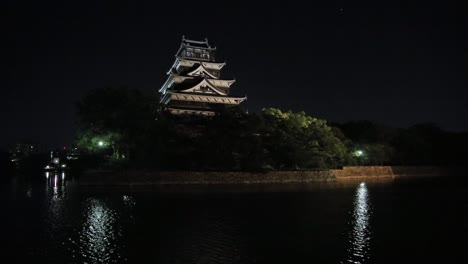 Una-Vista-General-Del-Castillo-De-Hiroshima-Al-Lado-Del-Río-Otagawa-Por-La-Noche