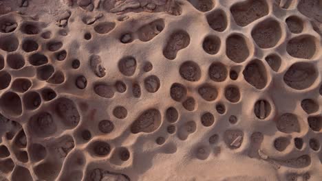 Primer-Plano-De-Formaciones-De-Tafoni-En-Una-Cacerola-De-Arcilla-En-Namibia