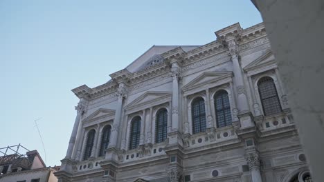 Exterior-of-the-Scuola-Grande-di-San-Rocco,-Ornate-art-museum,-Venice,-Italy
