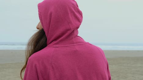 Mädchen-Am-Strand,-Rückansicht-Und-Profil