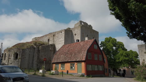 Bunte-Häuser-Mit-Ziegeldächern-Neben-Überresten-Der-Stadtmauer-Von-Visby