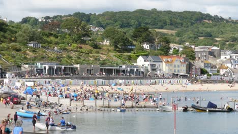 A-busy-weekend-at-Lyme-Regis-during-the-summer