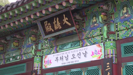 Nahaufnahme-Eines-Schildes-Am-Wunderschönen-Buddhistischen-Wongaksa-Tempel-In-Ulsan,-Südkorea