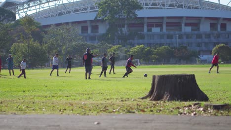 Hombres-Jugando-Fútbol-Fuera-Del-Estadio-Nacional-De-Costa-Rica